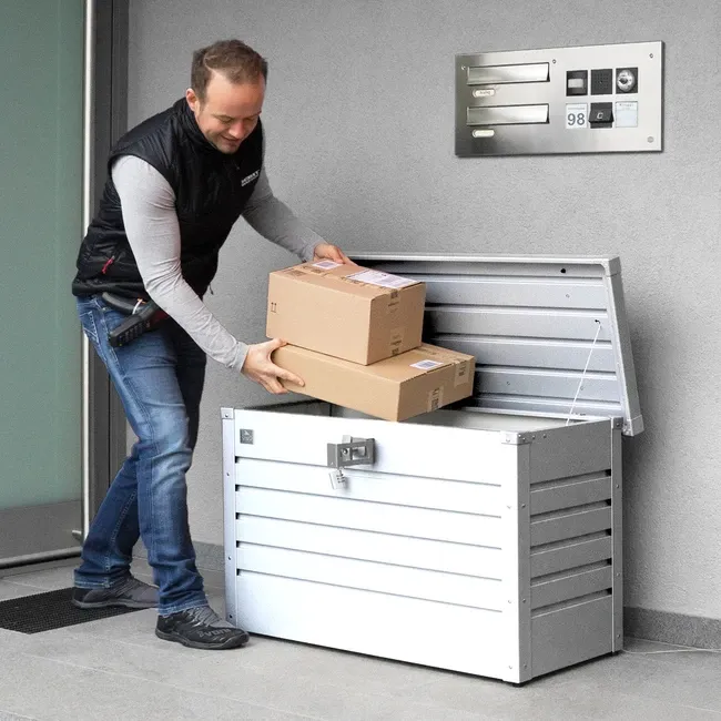 61910_Paketbox weiß_People_Sujet.e433769d.webp