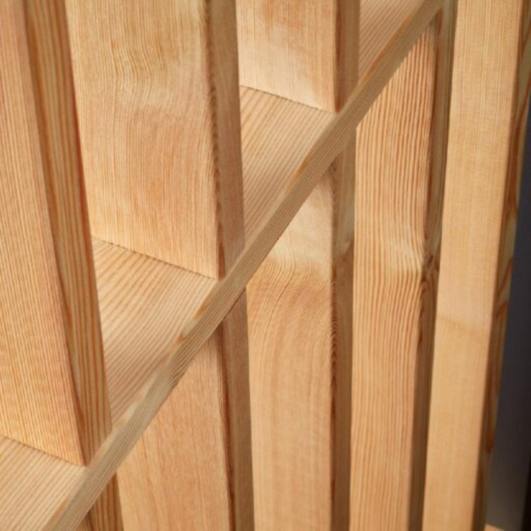 Detal drewnianych elementów w daszku Timber – naturalne drewno w zadaszeniu wejścia