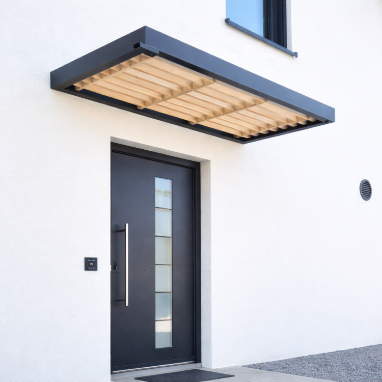 Daszek nad drzwi Timber z aluminium i drewnem – nowoczesne zadaszenie wejścia w kolorze antracyt